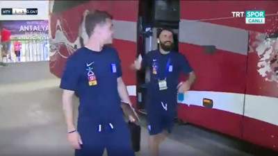 Yunan futbolcu takım otobüsünü şaşırdı