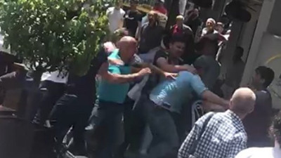 Seyyar satıcıların saldırdığı zabıtayı çevre sakinleri kurtardı