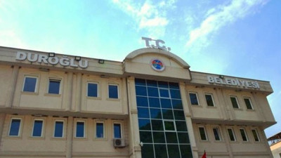 MHP'li başkan AKP'nin borçlarını belediye binasına astırdı