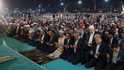 Ahmet Davutoğlu'ndan Erdoğan'a toplu teravih eleştirisi!