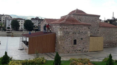 AKP'li belediye 800 yıllık türbeyi kıraathane yaptı