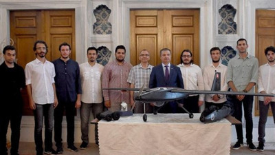 Türk öğrenciler birincilik kazandığı İHA'yı tanıttı