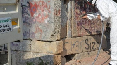 2 bin yıllık tarihe sprey boyalı saygısızlık