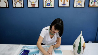 Mezar taşlarını çini ile süslüyor