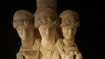 Denizli'de 3 başlı kadın heykeli ele geçirildi