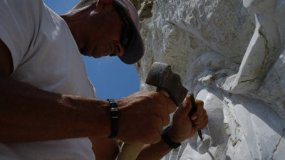 Emekli astsubay dokunduğunu sanat eserine dönüştürüyor