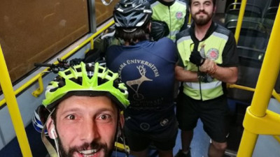 Yavaş'tan yolda kalan bisikletçilere otobüs