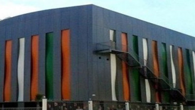 Karşıyaka'da bir okulu öğrencileri ile birlikte satıyorlar