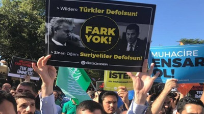 Suriyeli mitinginde şok pankartlar