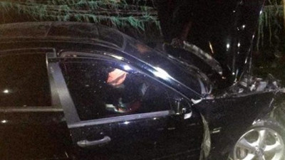 Sürücüler yolu karıştırdı, 2 araç kanala uçtu