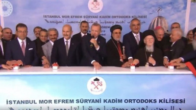 Egemen Bağış'ın buton sevdası sosyal medyayı salladı