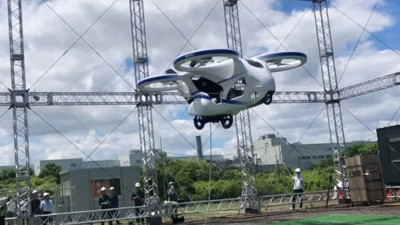 Japonya'da uçan otomobil prototipi deneme uçuşu yaptı