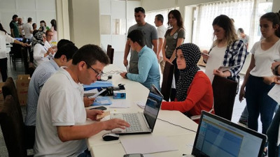 Öğrenciler iktidara yakın vakıfların kıskacında!