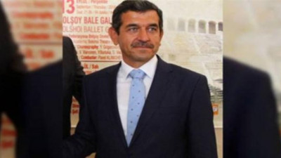 AKP'li isme iki koltuk birden!