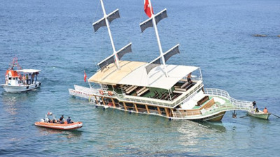 Sinop'ta gezi teknesi karaya oturdu