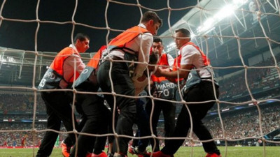 Sahaya giren taraftara hapis cezası