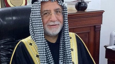 Arap şeyhi gibi giyinen rektör açığa alındı