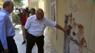 Avcılar'da kolonlarında çatlaklar olan binada oturmaya devam ediyorlar