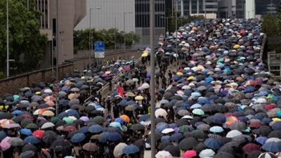 Hong Kong'da hükümet geri adım attı!