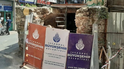 Pir Mehmed çeşmesinin tarihi taşları çöpe atılmış