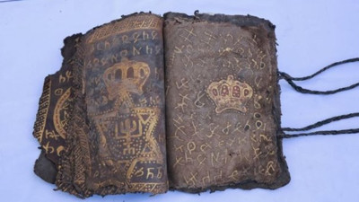 Diyarbakır'da altın işlemeli İncil ile İbranice işlemeli ferman ele geçirildi