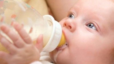 'Bebeğe mama vermek, emzirme sürecini etkiler'