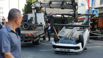 Mecidiyeköy'de kaza: Araç ters döndü!