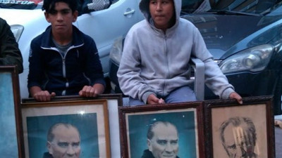 Çöpe atılan Atatürk fotoğraflarına çocuklar sahip çıktı