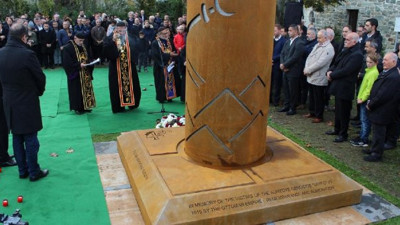 Almanya'da skandal: Soykırım heykeli diktiler!