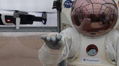 Astronotlar için akıllı eldiven!