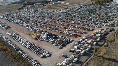 Yüzlerce araç çürümeye terk edildi