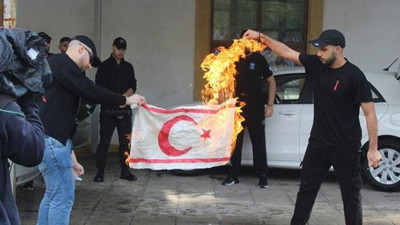 Rumlar KKTC bayrağını yaktı!