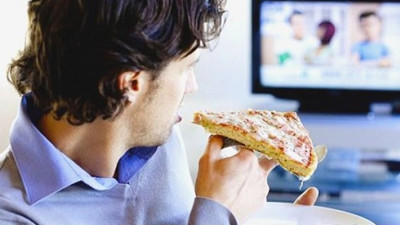 Ekran başında geçirilen zaman şeker ve kafein isteğini artırıyor