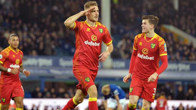 Alman futbolcudan İngiltere'de asker selamı