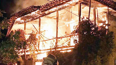 Yangına müdahale ederken üzerine duvar çöktü