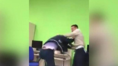 Öğretmeniyle tekme tokat kavga etti