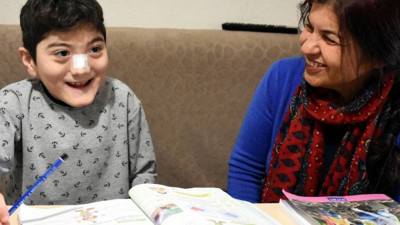 Kas hastası küçük Onur makineye bağlı yaşıyor