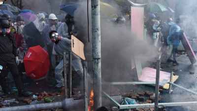 Hong Kong'da binlerce gösterici yine sokaklarda