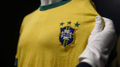 Pele'nin Brezilya için giydiği son forma satıldı
