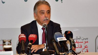 Vali Cüneyit Orhan Toprak camiye ayakkabı ile girdi