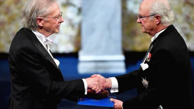 Soykırım inkârcısı Handke, istenmeyen kişi ilan edildi