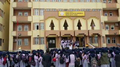 Diyanet, hem ilahiyat fakülterini hem de imam hatip liselerini topa tuttu