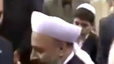 Abdulhamit Gül, tarikat liderinin elini öptü iddiası!