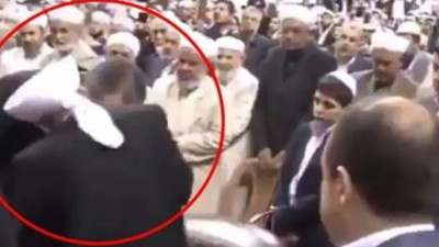 Haznevi Tarikatı liderinin elini öpen Abdülhamit Gül'den açıklama