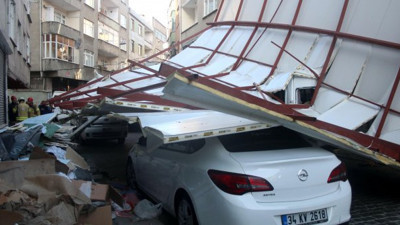 İstanbul'da lodos çatıları uçurdu!