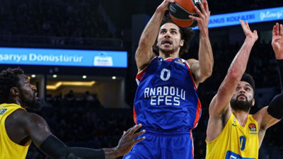 Anadolu Efes rakibini farklı geçti