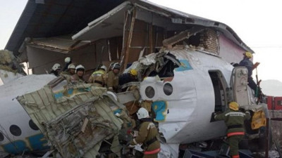 Yolcu uçağı düştü, çok sayıda ölü var