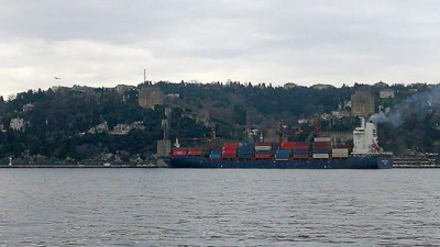 İstanbul Boğazı'nda yük gemisi karaya oturdu