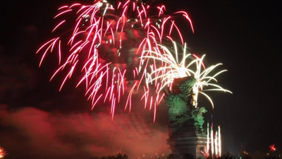 2020'ye havai fişek gösterileriyle girdiler