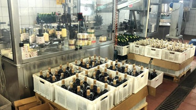 Bir fabrikada 355 ton kaçak içki ele geçirildi